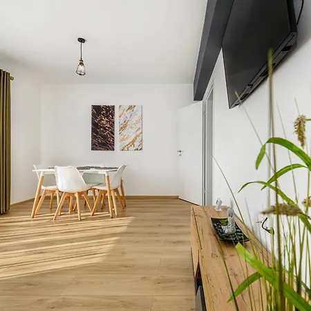 Luxury Landing Complex Qualis